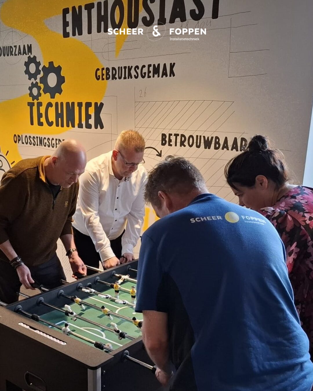 Afbeelding van 4 collegae van Scheer en Foppen Installatietechniek aan een voetbaltafel